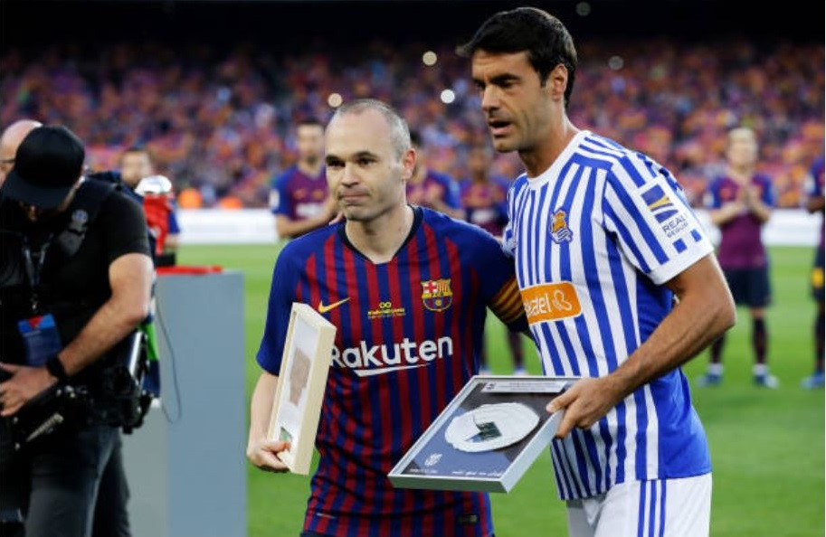Nou Camp nghẹn ngào chia tay phù thủy Iniesta